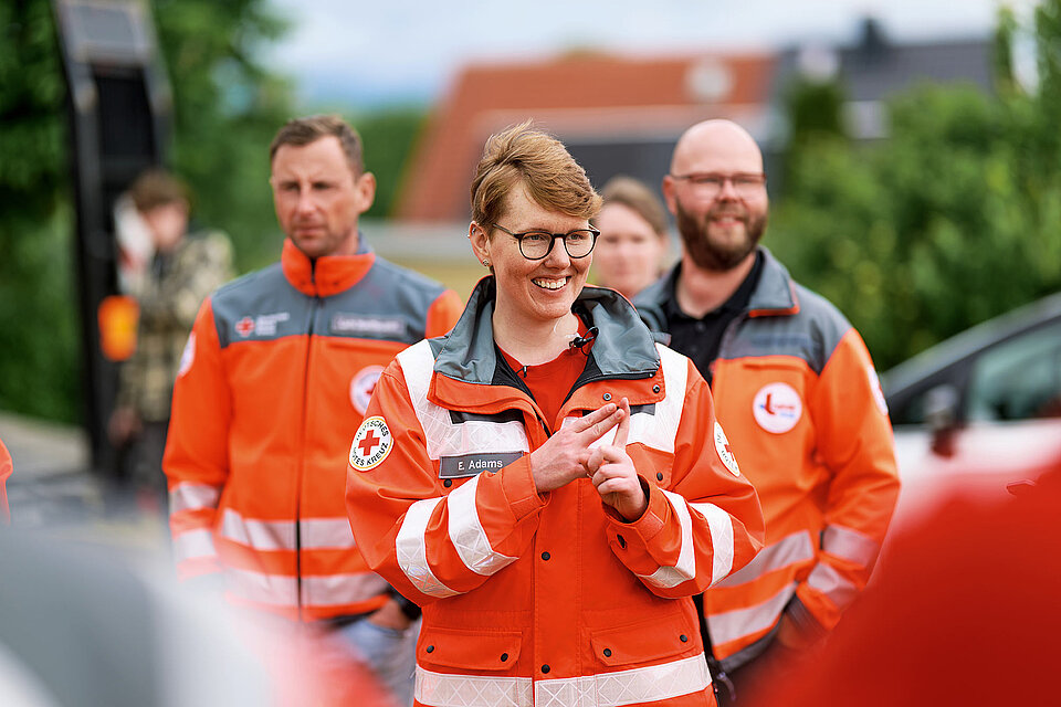 Einsatztraining Gruppe von Menschen in DRK-Einsatzjacken
