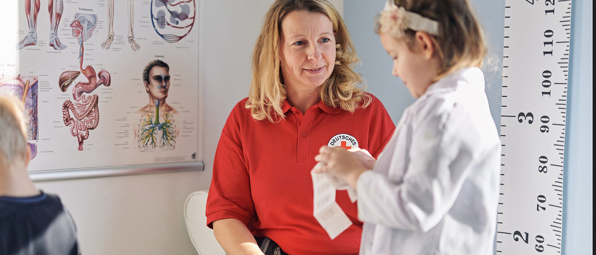 Stada unterstützt die Gesundheitsversorgung Frau mit Kind bei der Übung von Erste Hilfe