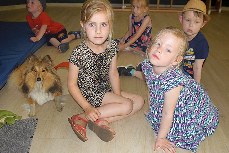 Lefke im Einsatz fünf Kinder mit Therapiehund