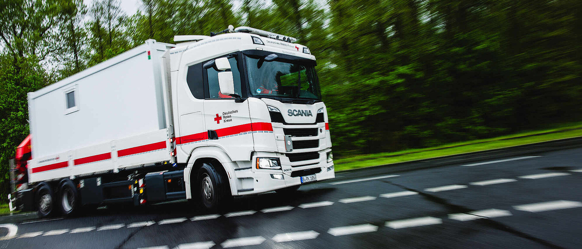 Das DRK auf der Interschutz 2026 Ein Lastwagen des DRK fährt auf einer Autobahn