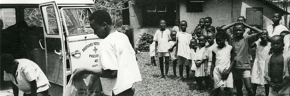 DRK-Einsatz in Biafra Foto: Ausladen von Hilfsgütern in Biafra
