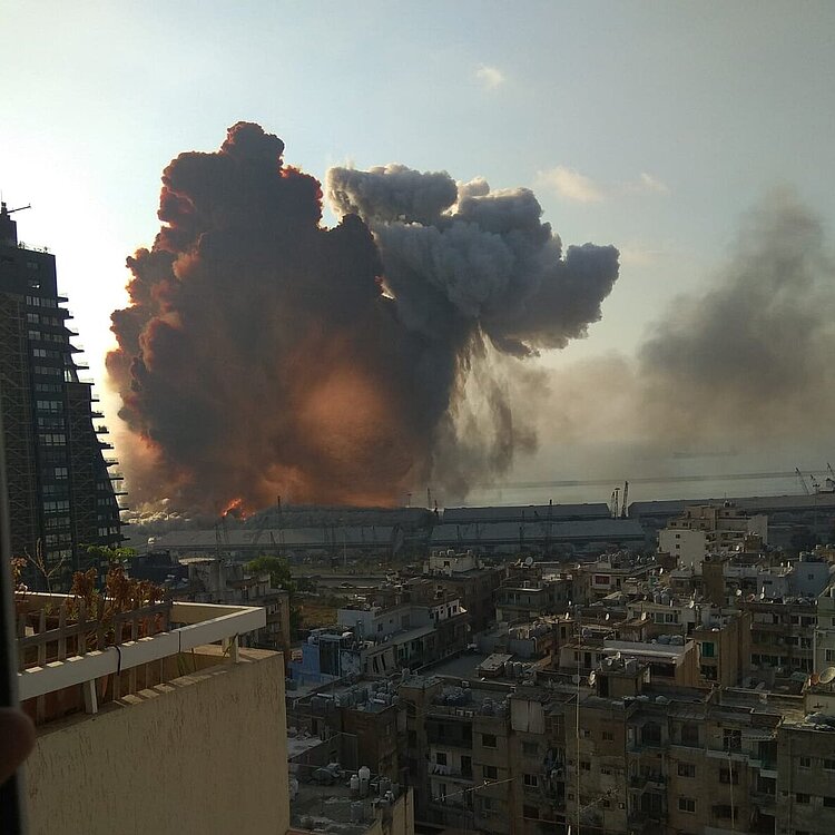 Explosion in Beirut 2021 Blick aus einem Fenster mit großer Rauchwolke am Horizont