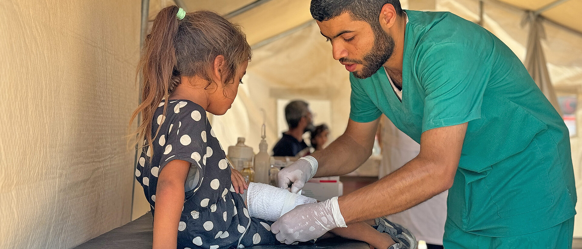 Arzt beahndelt Mädchen im Feldkrankenhaus in Rafah