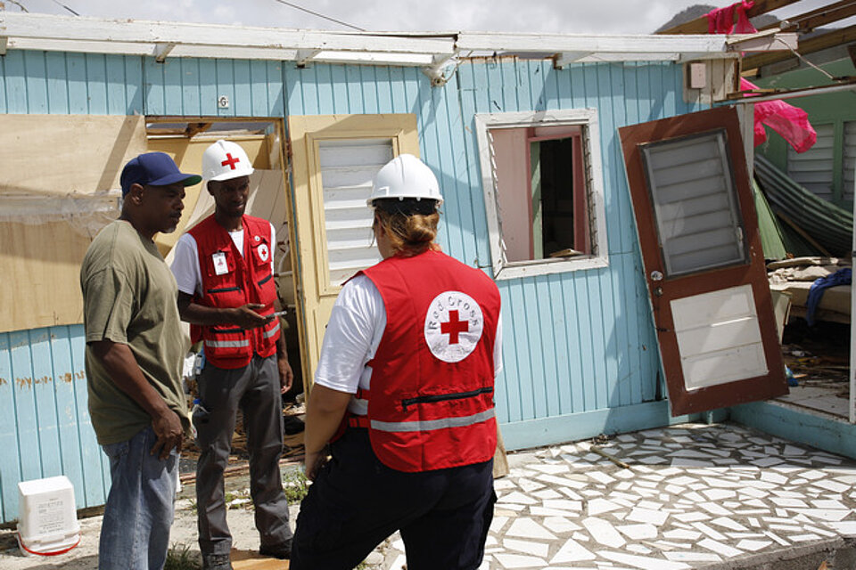 akst maarten rode kruis noodhulp inventariseren13 Rotkreuzhelfer vor zerstörtem Haus
