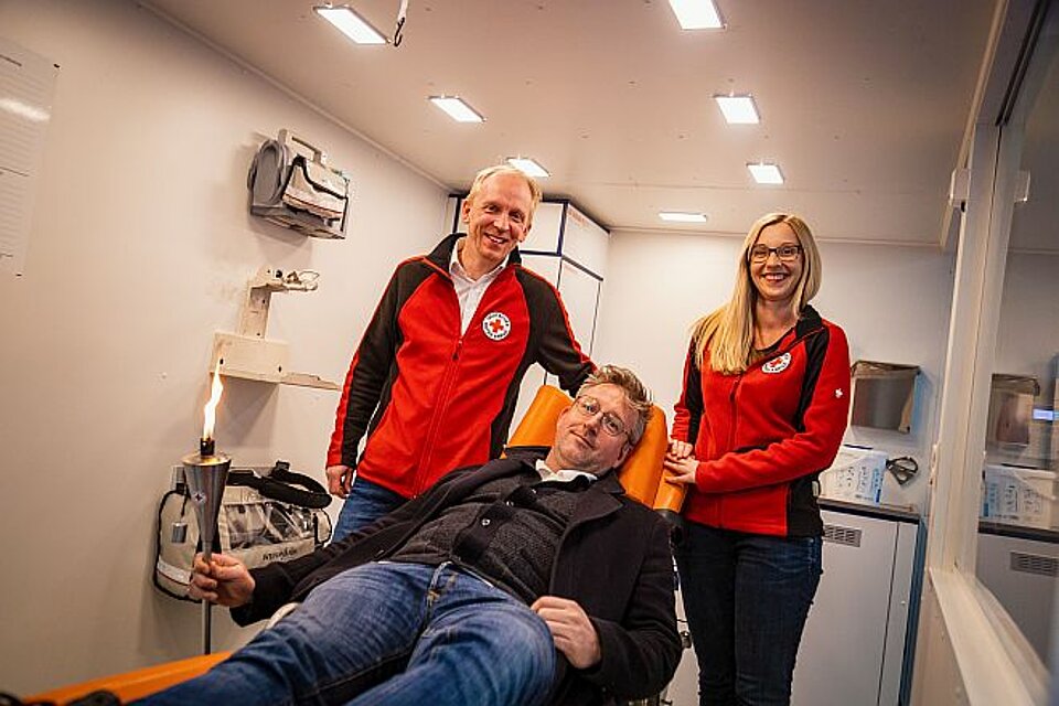 Fackellauf_LVSa_BildungswerkSachsen2 Blick in den Simuations-Rettungswagen mit der DRK-Fackel