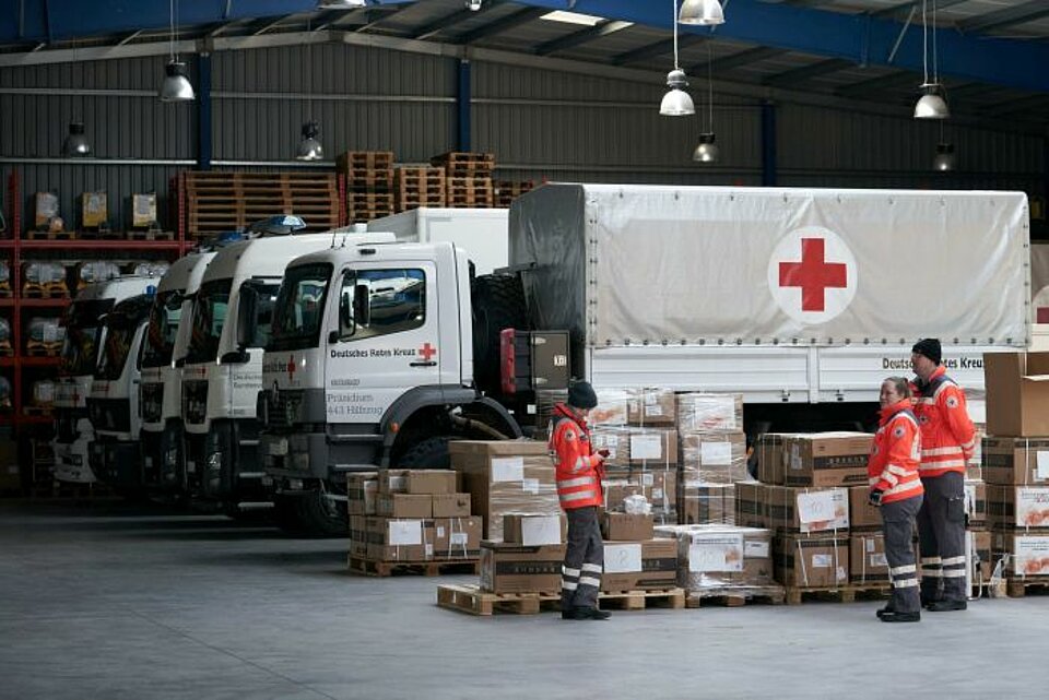 Hilfsgueter_Schoenefeld_Typo3 Verladung von Hilfsgütern auf LKW am DRK-Logistikzentrum Schönefeld