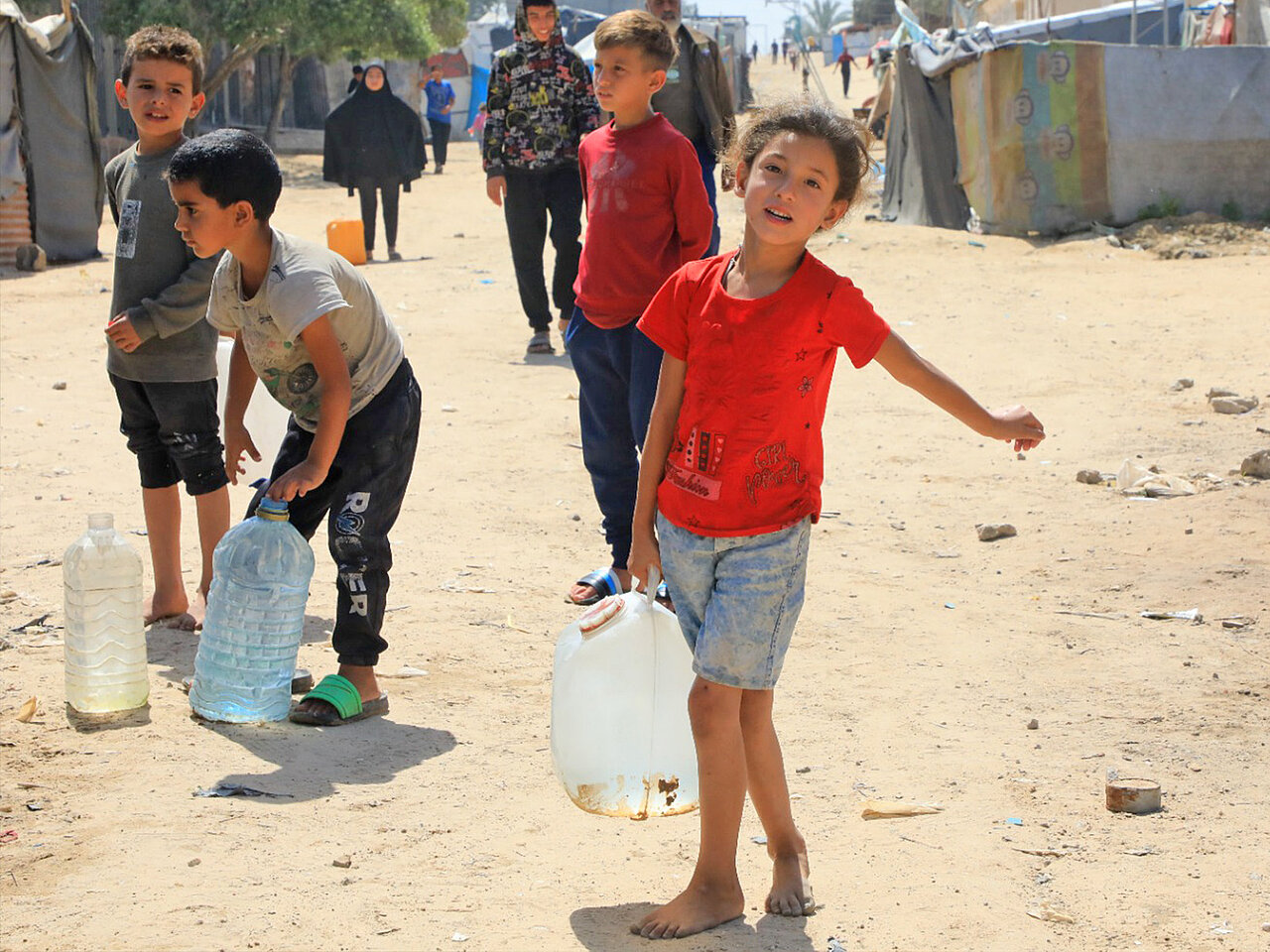 Mädchen im Gazastreifen mit Wasser