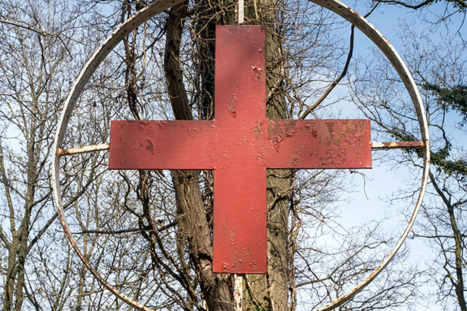 Denkmal Hatterwüsting Nachaufnahme des Rotkreuz-Denkmals in Hatterwüsting