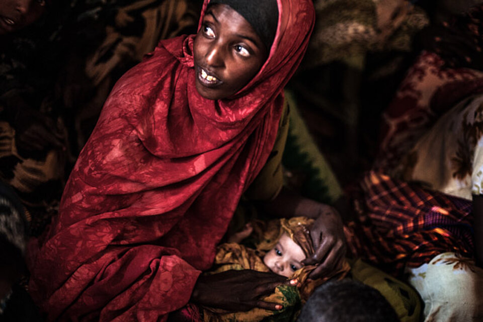 Nothilfe der Deutschen Bank mit dem DRK in Somalia Somalische Frau mit Kind