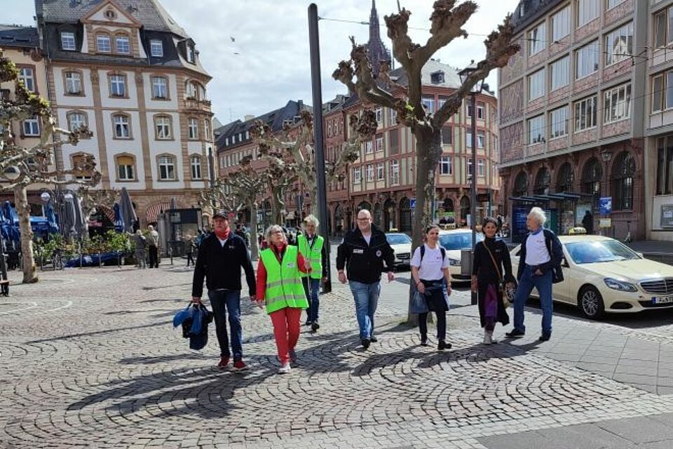 Fackellauf_LVHessen_KVFFaM2 DRK-Fackel beim KV Frankfurt am Main