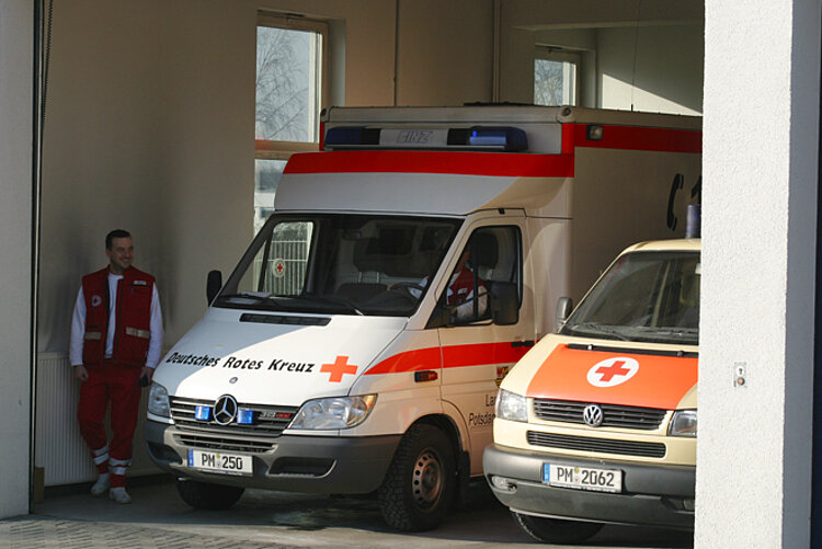 Krankenwagen und Notarzt: immer abfahrbereit DRK Krankentransport wartet auf Einsatz
