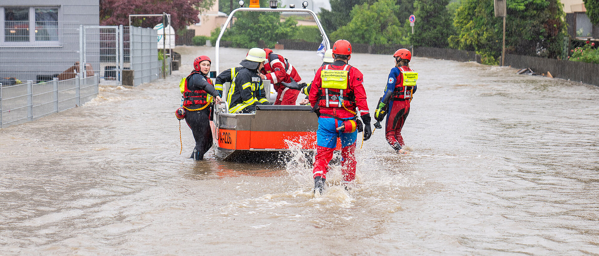 Hochwasser-Einsatz in Bayern 2024 Wasserwacht Team im Einsatz in Bayern