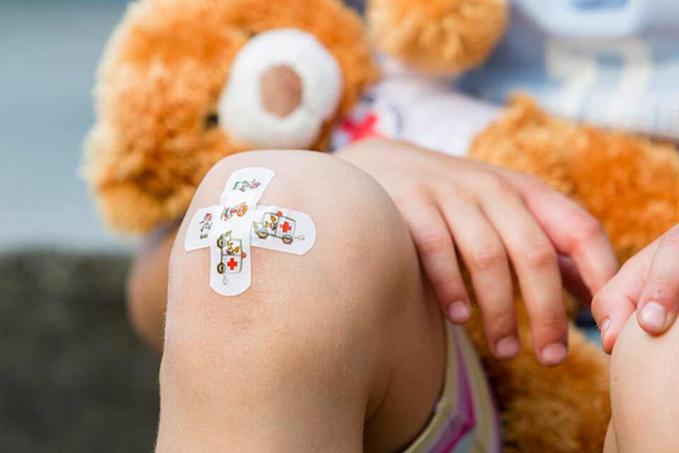 Weltgesundheitstag_Hausapotheke Kinderknie mit Pflaster und Teddy
