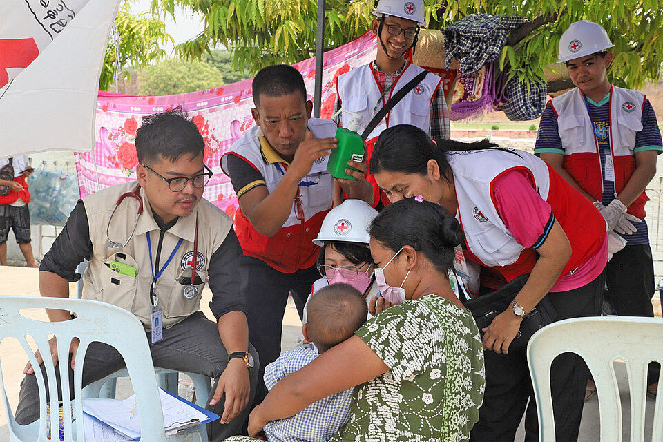 Myanmarisches Rotes Kreuz betreibt eine mobile Gesundheitsstation in der Erdbebenregion 