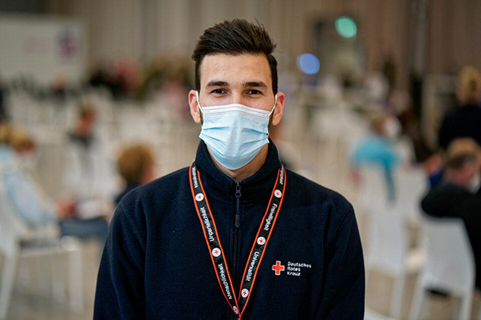 DRKler im Impfzentrum Portrait eines DRK-Helfers im Impfzentrum
