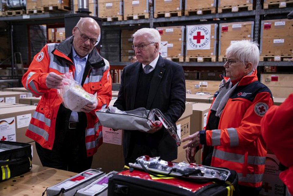 BuPrae_DRK_LZ_typo3 Besuch des Bundespräsidenten im DRK-Logistikzentrum Schönefeld