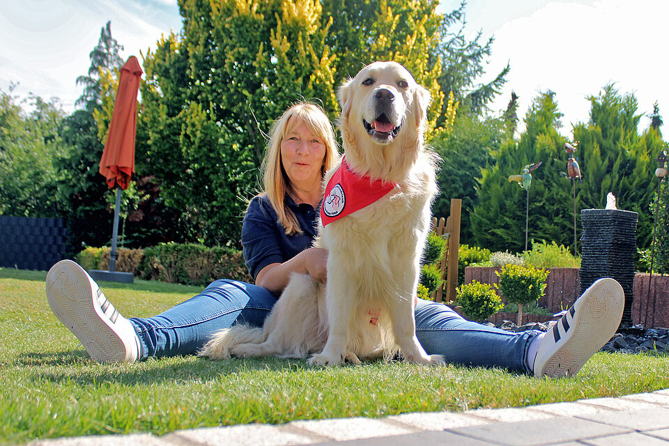 Petra Büssow und Milow Petra Büssow und Milow auf einer Gartenwiese