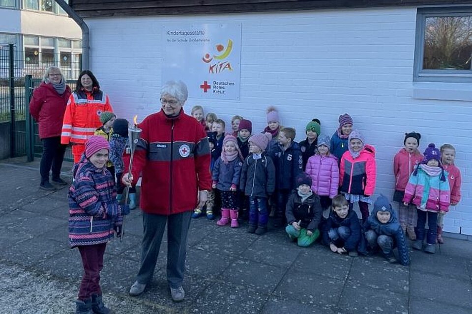 Fackellauf_LV_SH_KV_Schleswig-Flensburg5 Ehrenamtliche des KV Schleswig-Flensburg mit der DRK-Fackel