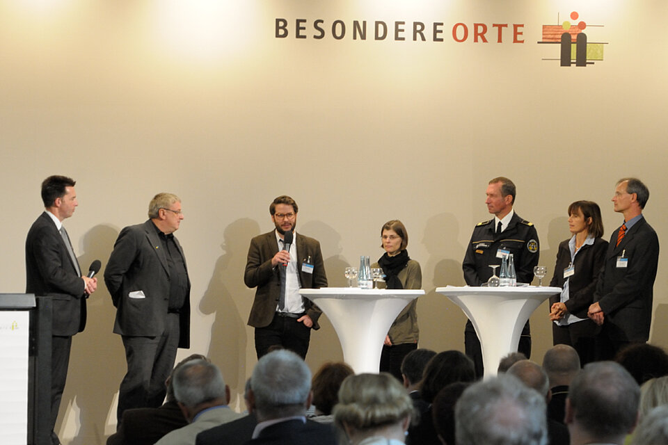 23rd of September 2015 - INKA closing conference: representatives of the consortium with Matthias Max (Head of Research and Civil Protection)
