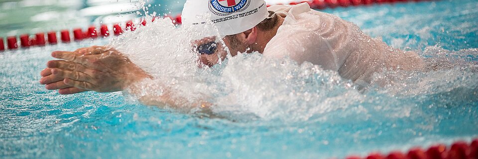 Schwimmen bei der DRK-Wasserwacht Foto: Rettungsschwimmer beim Schwimmen