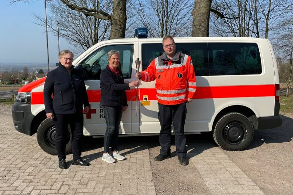 Fackellauf_LVNieSa_KVHannover1 Ehrenamtliche des KV Hannover mit der DRK-Fackel