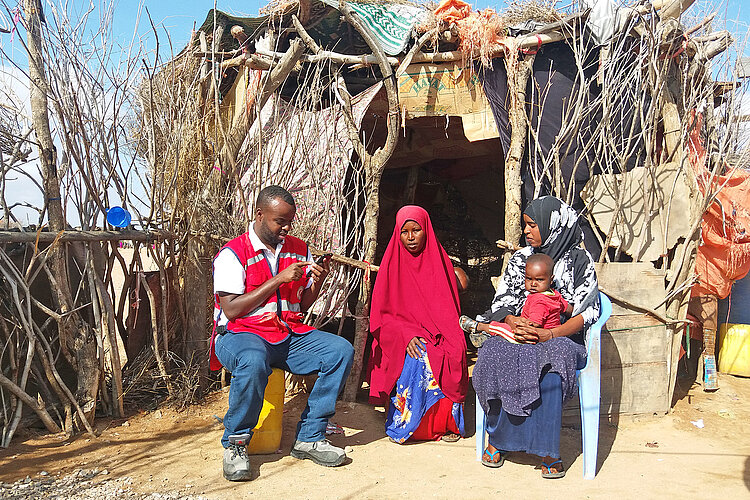 Rotes Kreuz gibt Bargeldhilfen an Familien, die Von Dürre in Somalia betroffen sind 