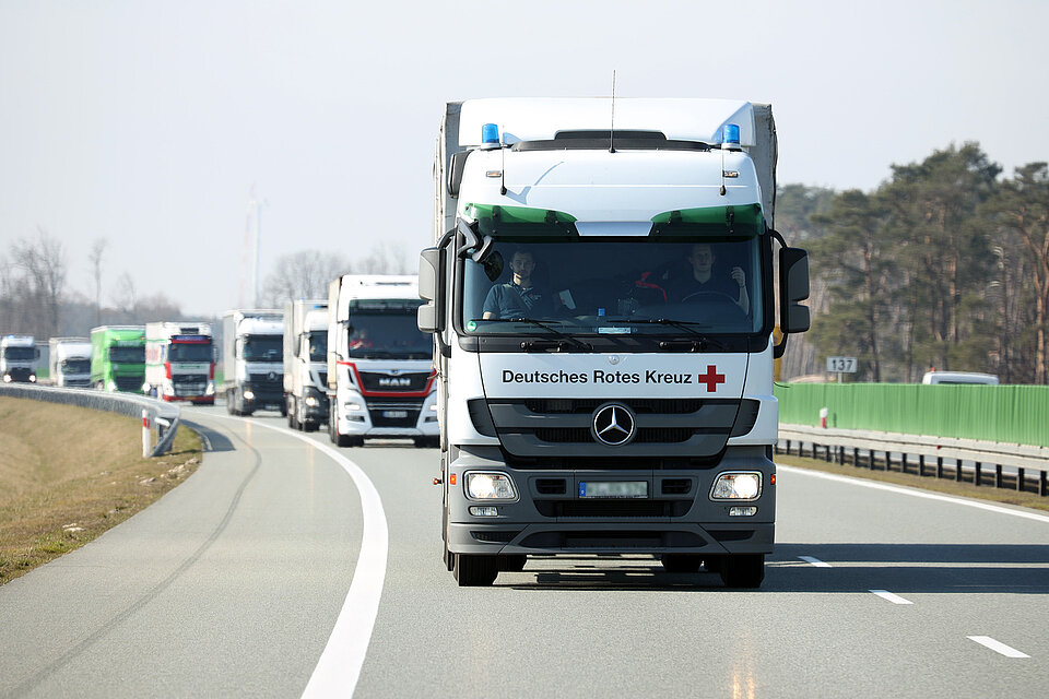 Hilfstransport LKW-Kolonne auf der Straße