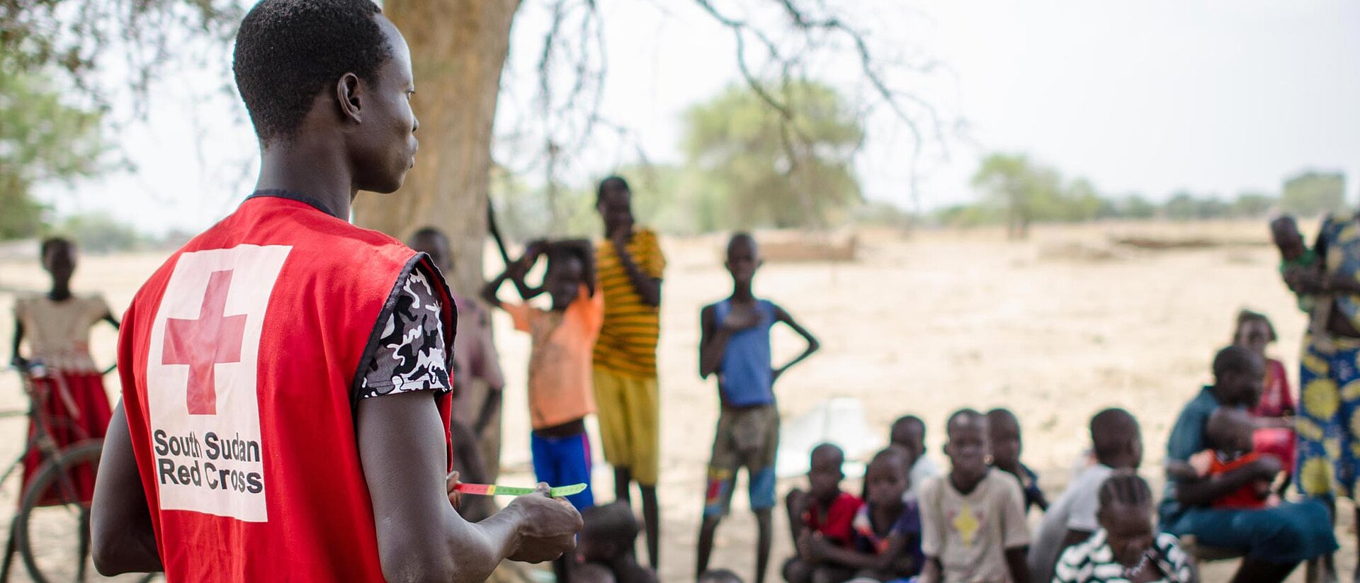 Rotkreuzhilfe in Südsudan Rotkreuzler vor Menschengruppe