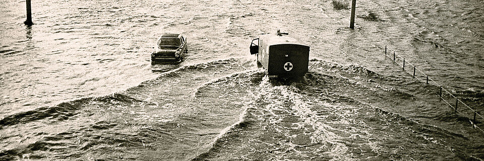 DRK-Einsatz Sturmflut 1962 DRK-Einsatzwagen fährt durch Hochwasser