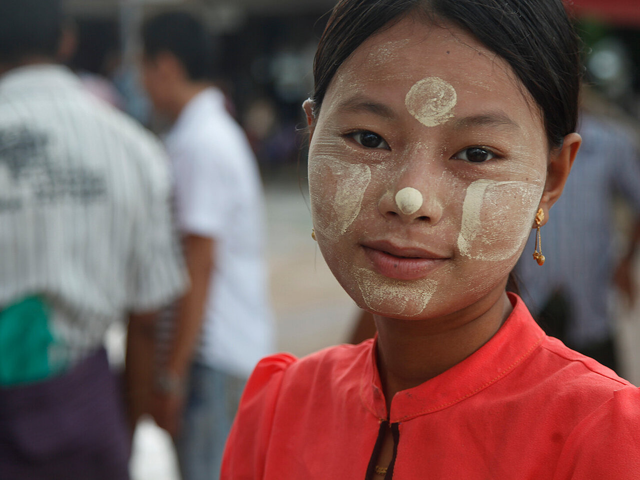 Portrait einer Rotkreuz-Freiwilligen in Myanmar