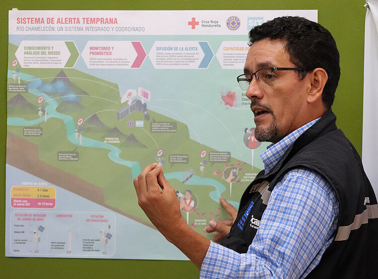 Frühwarnsystem in Honduras Ein Mitarbeiter des Honduranischen Roten Kreuzes steht vor einer Landkarte