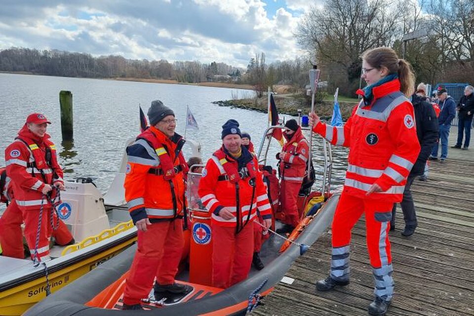 Sarah Wöltje von der Lübecker DRK-Bereitschaft gibt die symbolische Fackel im Segler-Hafen in Schlutup an ihre Kameraden von der Wasserwacht weiter. Sarah Wöltje von der Lübecker DRK-Bereitschaft gibt die symbolische Fackel im Segler-Hafen in Schlutup an ihre Kameraden von der Wasserwacht weiter.
