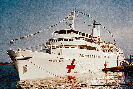 Das große weiße Schiff "Helgoland"