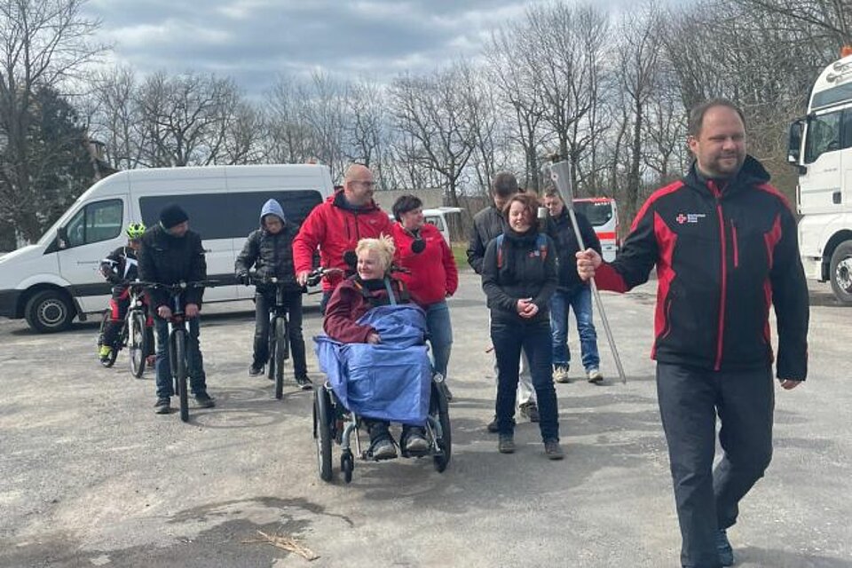 Fackellauf_LVSa_KVGeithain3 Ehrenamtliche des KV Geithain mit der DRK-Fackel
