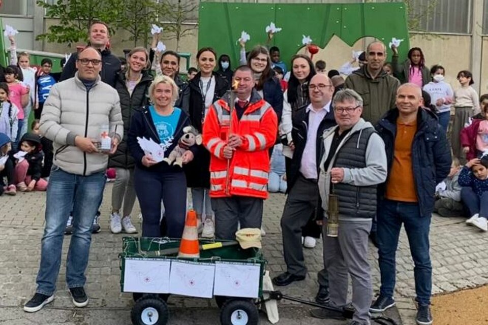 Fackellauf_LV_WL_KVWattenscheidGertrudisschule2 Ehrenamtliche des KV Wattenscheid mit der DRK-Fackel