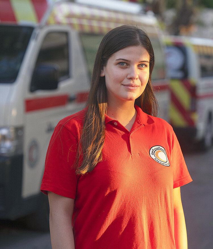 Hala Portrait einer syrischen Freiwilligen vor Einsatzwagen