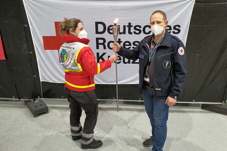 Fackellauf_LVBrandenburg_KVCottbus_JRK Ehrenamtliche des KV Cottbus mit Verterterin des JRK und DRK-Fackel