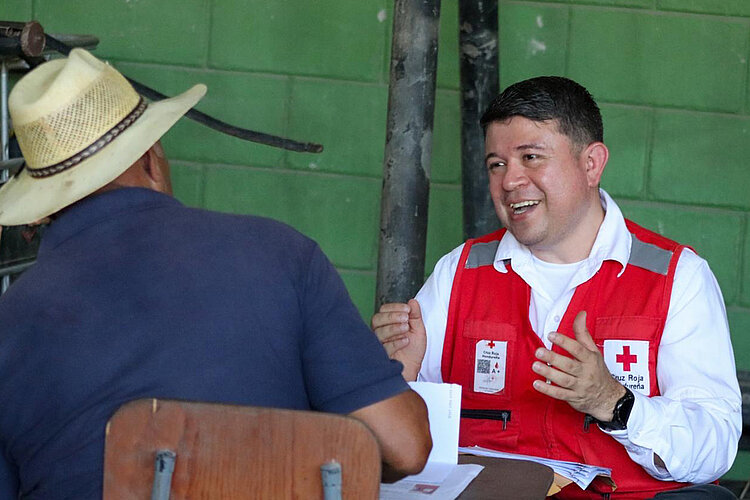 Rotkreuzhilfe in Honduras Mann und Rotkreuzhelfer im Gespräch in Honduras