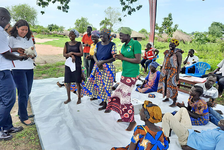Projektbesuch des DRK in einer Gemeindein Uganda mit geförderter Kleintierhaltung 