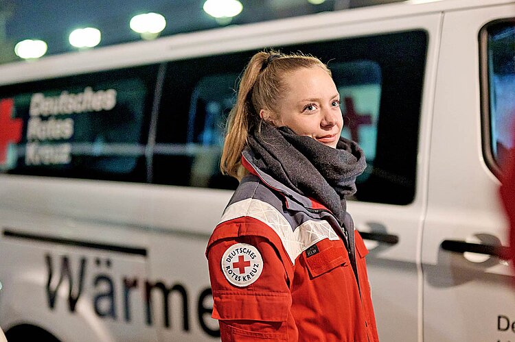 DRK-Kältehilfe Berlin Warm angezogene Ehrenamtliche vor Wärmeebus