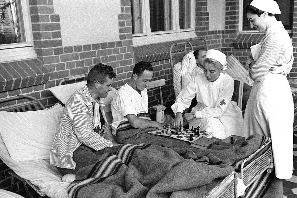 DRK-Schwestern spielen mit Patienten Schach am Krankenbett