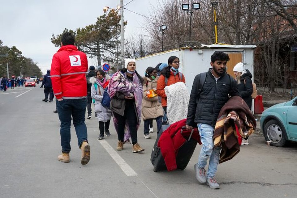 Bewaffneter Konflikt in der Ukraine: Flüchtlinge aus der Ukraine (Drittstaatler) bei der Ankunft in Rumänien und Helfer vom Türkischen Roten Halbmond. (Ozgur Altinay) Bewaffneter Konflikt in der Ukraine: Flüchtlinge aus der Ukraine (Drittstaatler) bei der Ankunft in Rumänien und Helfer vom Türkischen Roten Halbmond. (Ozgur Altinay)