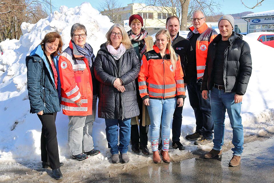 Gute Zusammenarbeit Gruppe von BRKlern und DRKlern im Schnee