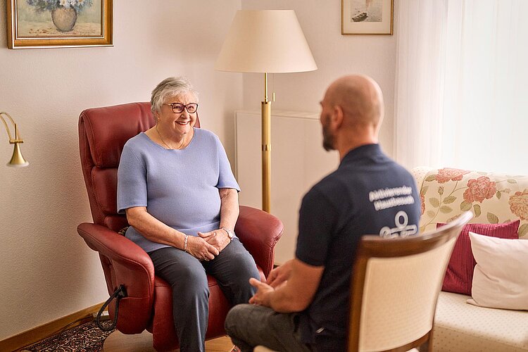 DRKler und Seniorin im Gespräch