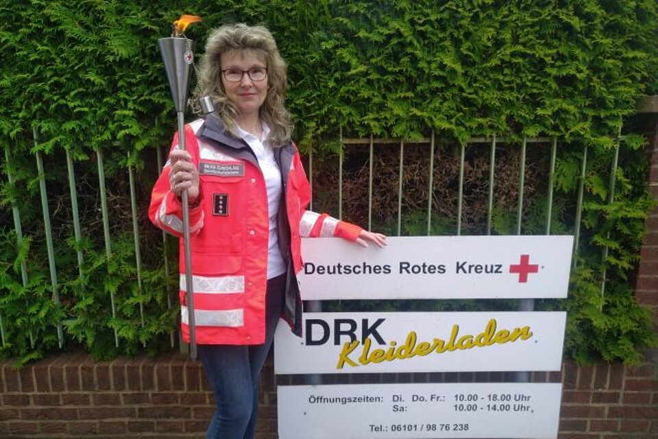 Fackellauf_LVHessen_KVFriedberg1 Ehrenamtliche des KV Friedberg mit der DRK-Fackel