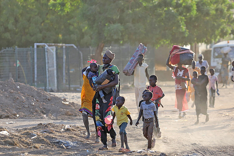 Menschen fliehen im Sudan 