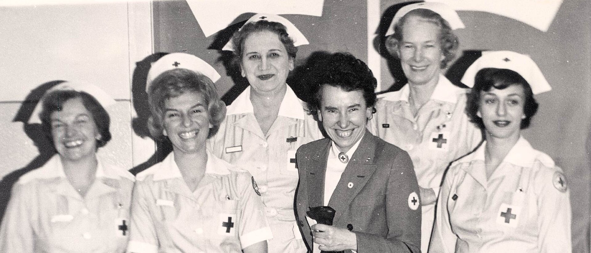 Dr. Hanna Fischer Gruppenfoto: Hanna Fischer mit DRK-Krankenschwestern