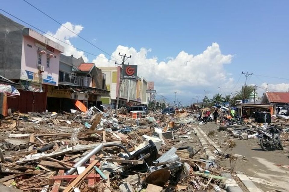 Rotkreuzhelfer sind in Sulawesi im Einsatz Verheerende Zerstörung in Sulawesi