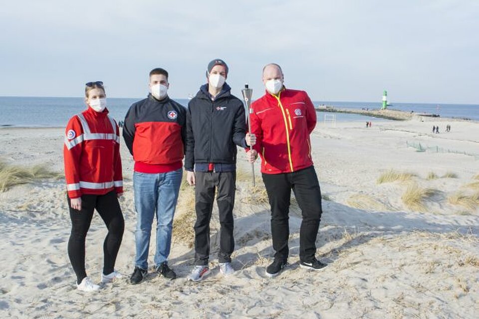 Ehrenamtliche des Jugendrotkreuzes, der Wasserwacht und der Bereitschaft in Warnemünde. Ehrenamtliche des Jugendrotkreuzes, der Wasserwacht und der Bereitschaft in Warnemünde.