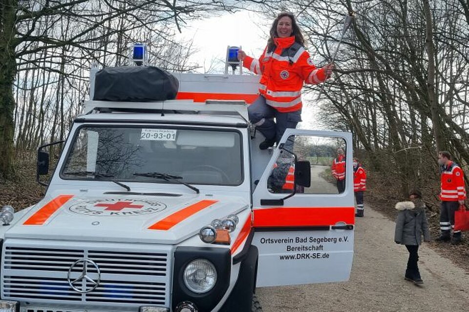 Die Fackel wurde mit geländegängigen Einsatzfahrzeugen u.a. dem „Wolf“ zur Uferpromenade des Segeberger Sees gebracht Die Fackel wurde mit geländegängigen Einsatzfahrzeugen u.a. dem „Wolf“ zur Uferpromenade des Segeberger Sees gebracht